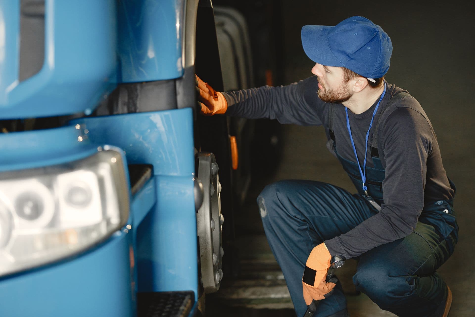 Trabajador inspeccionando la rueda de un camión